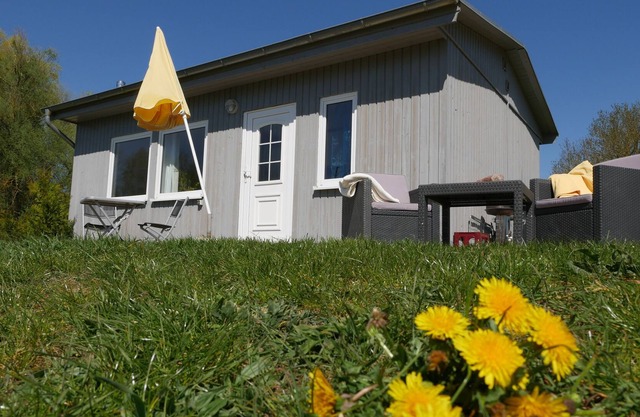 Feel-good bungalow with direct lake location