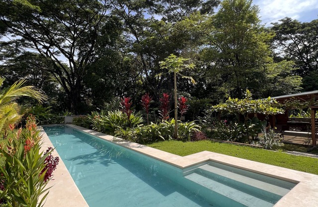 Feeling Trees Jungle Lodge-Casa Caracoles walking distance to the beach