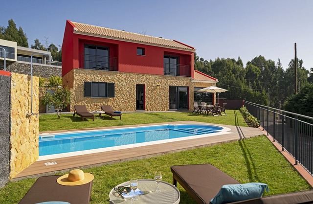 Felicidade Rocha I, for families, with a pool.