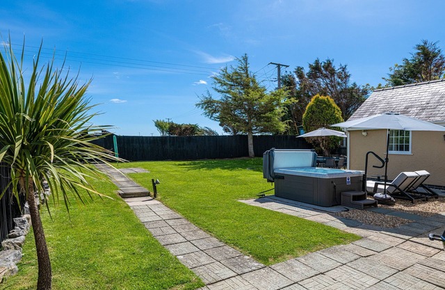 Felin Traeth Cottage - a bungalow that sleeps 8 guests in 4 bedrooms