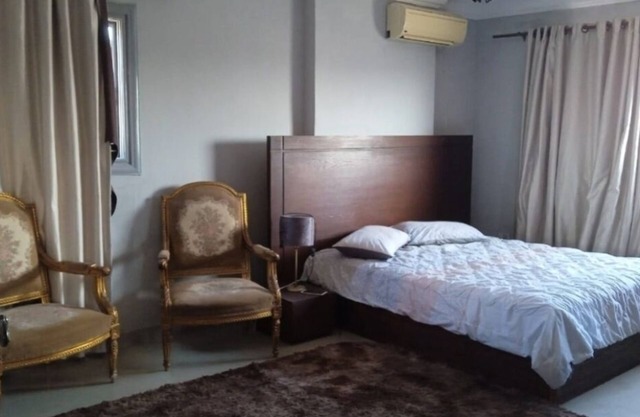 Females only, 28sqm room cold and hot air condition, in city center apartment