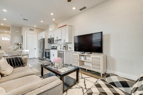 Fenced-In Yard Apt 7 Mi to Westfield Galleria