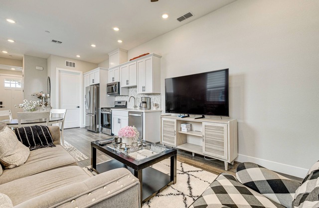 Fenced-In Yard: Apt 7 Mi to Westfield Galleria