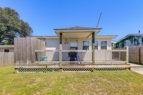Fenced Yard, Walkable Location Cozy Beaufort Home