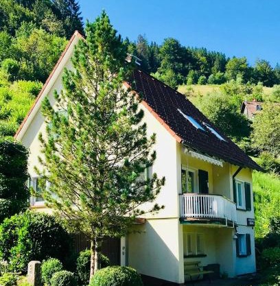 Ferienhaus Oesterle - Idyllisches Schwarzwaldhaus am Bach mit Terrasse & Balkon