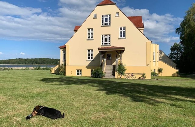Ferienwohnung 1 direkt am Wasser im Gut Grubnow Rügen