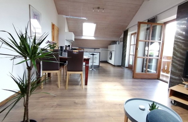 Ferienwohnung für 2-4 Personen, 1 Sep. Schlafzimmer und Balkon in Chieming-laimgrub