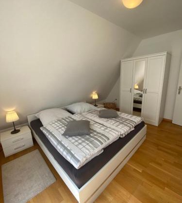 Ferienwohnung mit Balkon und eingezäunten Garten