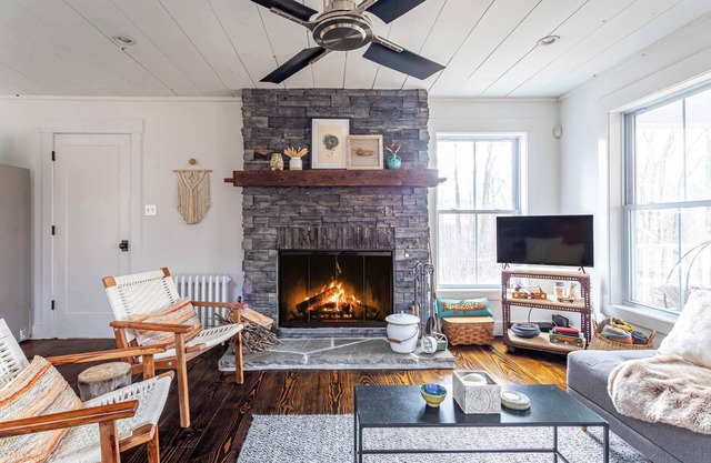 Fern Hollow: Stone Fireplace, Hot Tub + Fire Pit