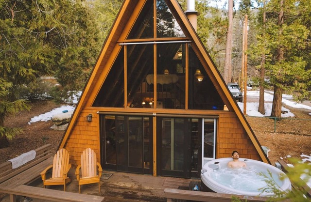 Fern Valley, Dog Friendly A-Frame with Fenced Yard & Hot Tub on the Back Deck!