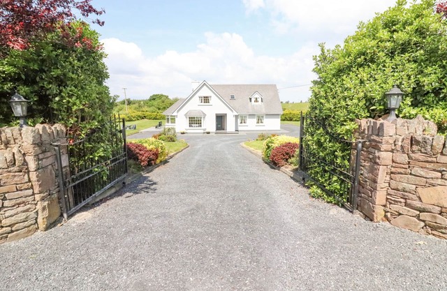 FERN VIEW HOUSE, family friendly in Beaufort, County Kerry