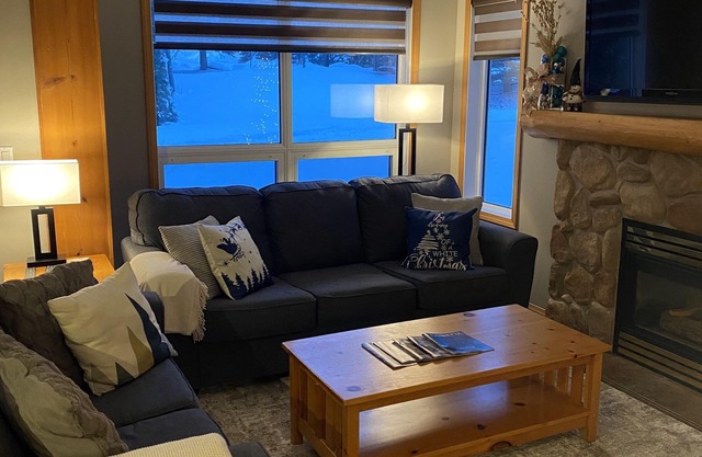 Fernie Ski-In Condo, 2 bed, 2 bath, with private hot tub and BBQ.
