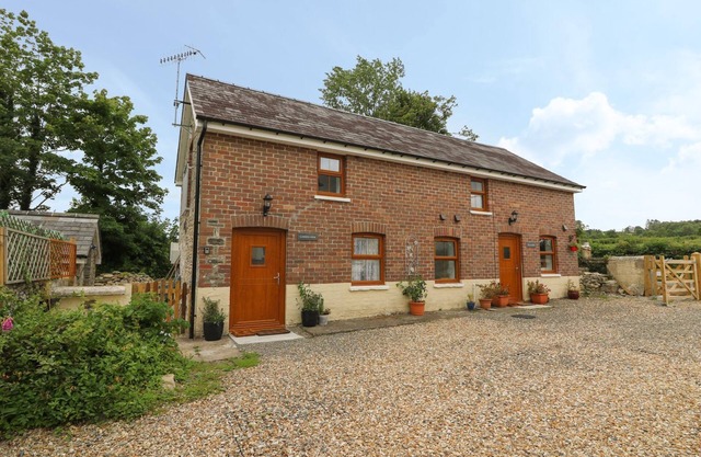 FIELD VIEW, pet friendly, country holiday cottage in Llanybydder