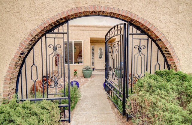 Fiery Sunsets in Quiet Foothills Setting-Hot Tub/Pool Table!
