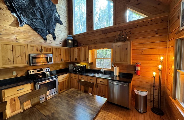 FIGHTINGTOWN CREEK. WIFI/CABLE. Sleeps 8, PET FRIENDLY. nHOT TUB, Creekside dock