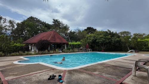 Finca en Chinauta, piscina, jacuzzi, BBQ