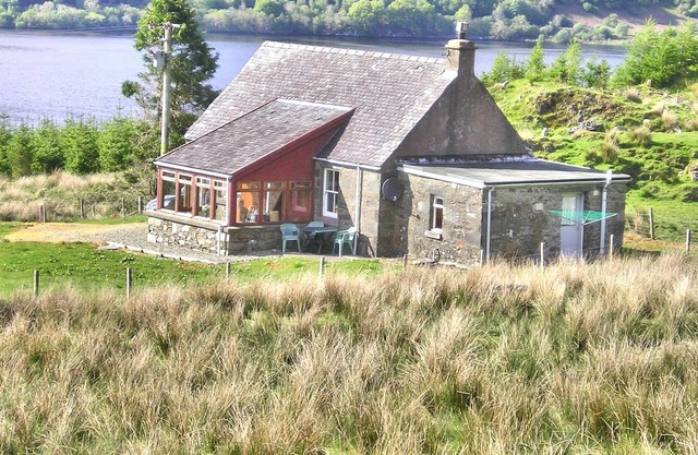 FINCHAIRN COTTAGE, pet friendly, with open fire in Kilmartin