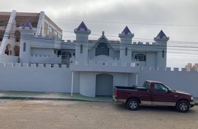 Fine Family-sized Castle with balcony and ocean view.