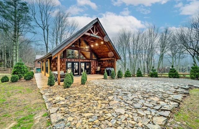 Fire Pit and Grill Modern Beech Mountain Cabin!