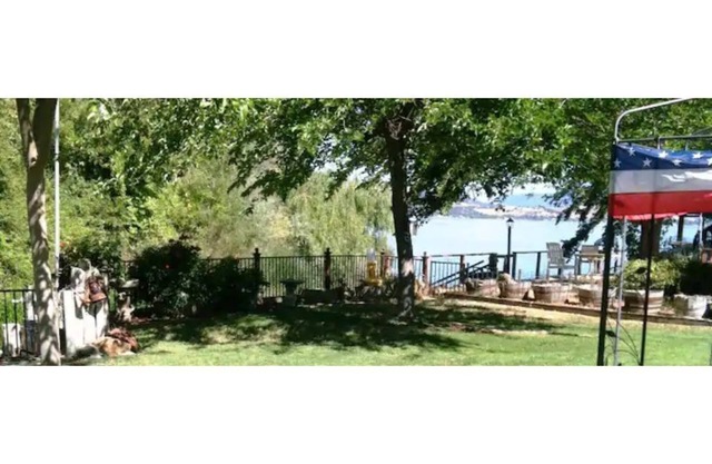 Firepit, Clearlake, Lakeport CA, King bed Waterfront boat/dock Fishing.