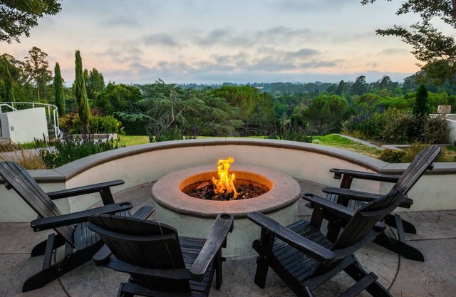 Fireside Fantasy: 2 Cozy Rooms with Pool Access & Santa Cruz Nature Trails