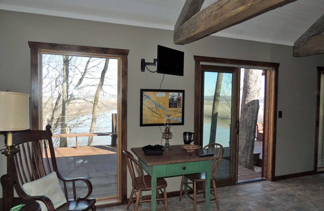 Fish Haus: charming cottage with breathtaking views of the Missouri River!