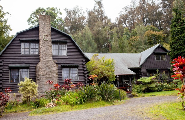 Five bedroom log cabin near Waipi'o Valley