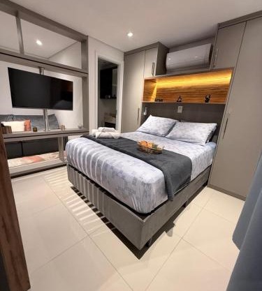 Flat luxuoso novo com ar condicionado e cozinha completa - Centro