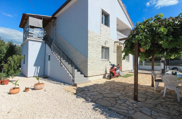 Flat Villa Maya with private pool, garden near the town center