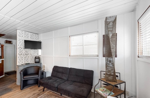 Floating Home on the Lake W/Direct Lake Access, Free WiFi and Full Kitchen