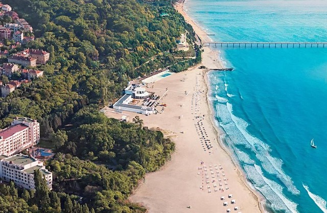 Flower Street Provides Accommodations With Free Wifi, air Conditioning