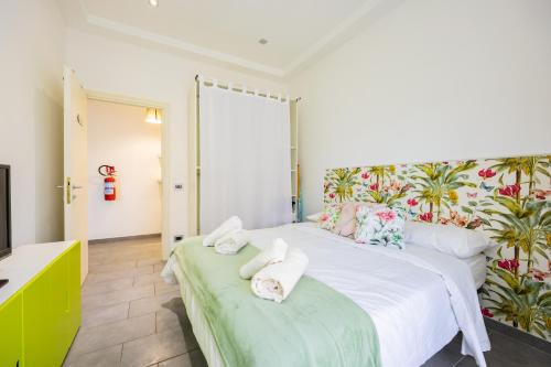 Fly and Swim, Glamour House