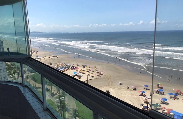 Foot in the sand with barbecue on the balcony facing the sea, children welcome