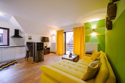 Forest Nest with mountain view