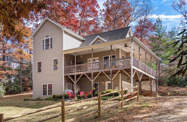 Forest Retreat 20 minutes from Asheville with Hot Tub & Fire Pit