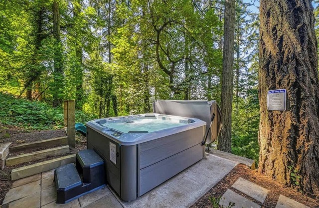 Forest-View Hot Tub 5 Min to UO Game Room