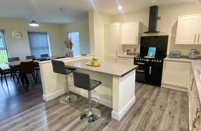 Forest View House Hot Tub Sleeps 9