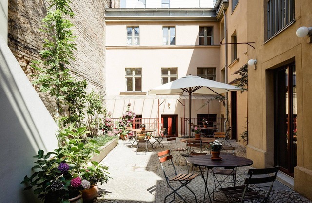 Four independent, stylish app., Large common room for cooking, dining