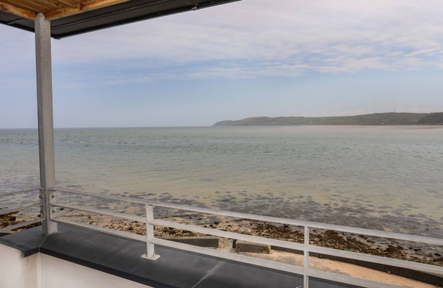 FOUR THE QUAY, pet friendly, country holiday cottage in Red Wharf Bay