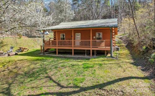 Fox Creek Cabin 1: Creekside Cabin in the Smoky Mountains