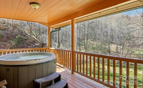 Fox Creek Cabin 2: Creekside Cabin in the Smoky Mountains!