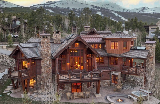 Fox Paw Lodge: Private Peak 8 Home w/Elevator, Hot Tub, Pool Table, Fire Pit