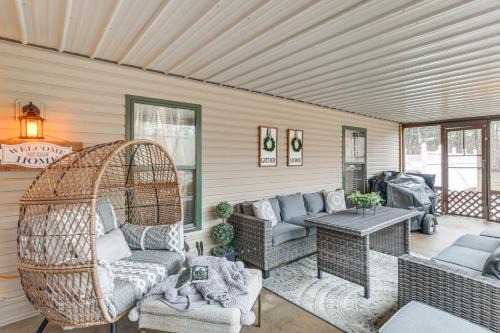 Foxes Den with Hot Tub, Pool Table and Fire Pit!