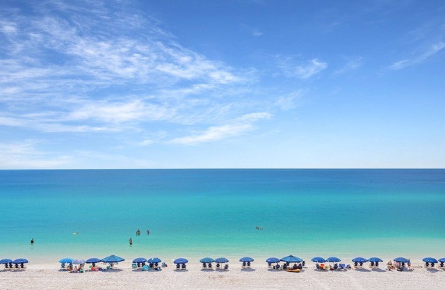 Frangista Pearl |Beachfront | Remodeled | Heated Pool l Beach Gear |10 Beds