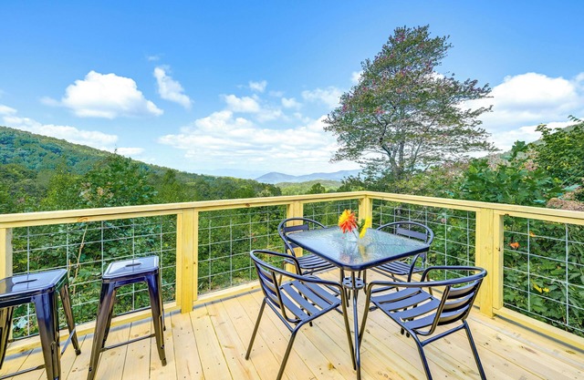 Franklin Cottage: Deck w/Blue Ridge Mtn Views!