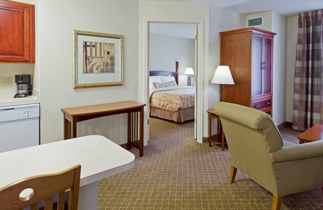 Free Breakfast Buffet. Outdoor Pool. Great for Groups + Only 30 Min from Six Flags!