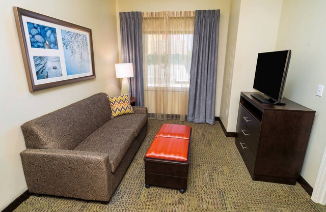 Free Breakfast. Pool. Shared BBQ. 30 Min to Oakland Zoo!