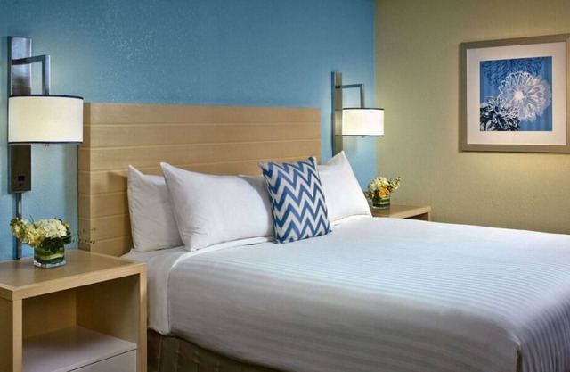 FREE Grab-and-Go BFast and Parking! Onsite Pool, Full Kitchen, Near Gorman Park!