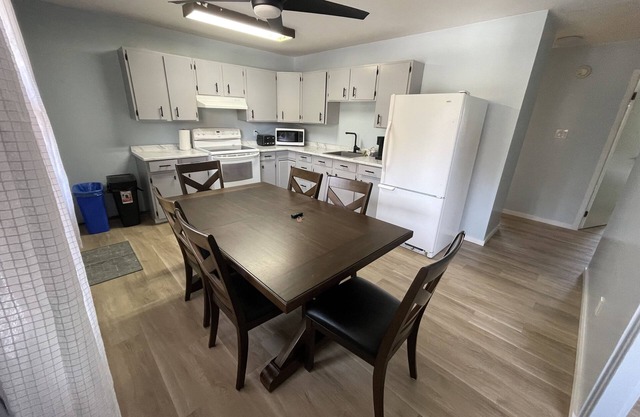 Fresh Upper Level apartment Suite on Mosher Lake at Overland Resort