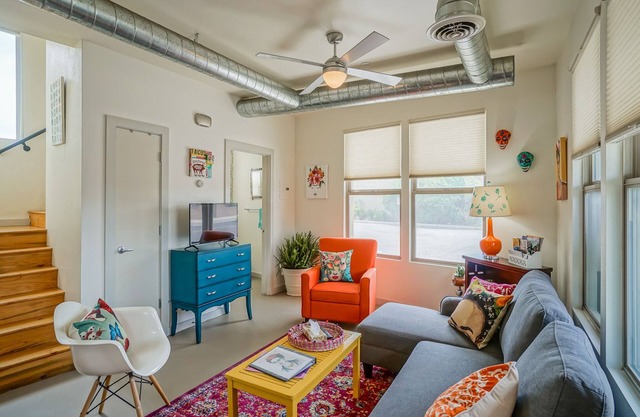 Frida Kahlo! 1bd/1.5ba Condo near Old Town/Sawmill. Balcony, Patio!